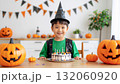 ハロウィンパーティをする男の子 132060920
