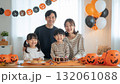 ハロウィンパーティをする家族 132061088