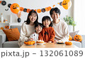 ハロウィンパーティをする家族 132061089