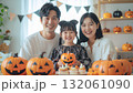 ハロウィンパーティをする家族 132061090