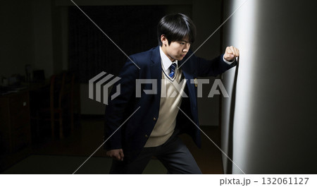 部屋の隅っこで壁を殴る男子高生 132061127