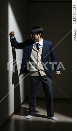 部屋の隅っこで壁を殴る男子高生 部屋の隅っこで壁を殴る男子高生 132061128