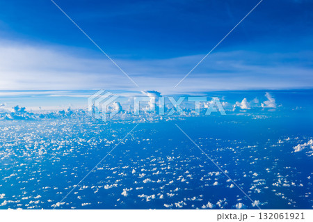 雲・空・雲海イメージ　高度1万メートル上空景 132061921