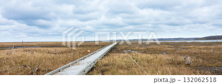 最果て感のある北海道根室市の秋の春国岱の風景 132062518