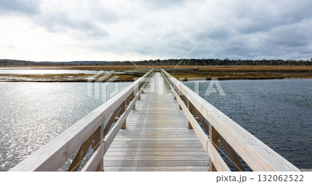 最果て感のある北海道根室市の秋の春国岱の風景 132062522
