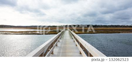 最果て感のある北海道根室市の秋の春国岱の風景 132062523