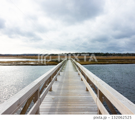 最果て感のある北海道根室市の秋の春国岱の風景 最果て感のある北海道根室市の秋の春国岱の風景 132062525
