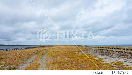 最果て感のある北海道根室市の秋の春国岱の風景 最果て感のある北海道根室市の秋の春国岱の風景 132062527