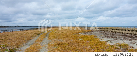 最果て感のある北海道根室市の秋の春国岱の風景 132062529