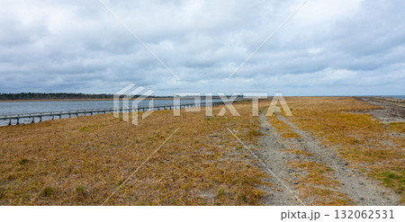 最果て感のある北海道根室市の秋の春国岱の風景 132062531