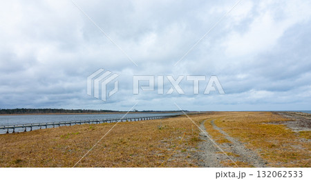 最果て感のある北海道根室市の秋の春国岱の風景 132062533