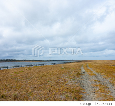 最果て感のある北海道根室市の秋の春国岱の風景 最果て感のある北海道根室市の秋の春国岱の風景 132062534