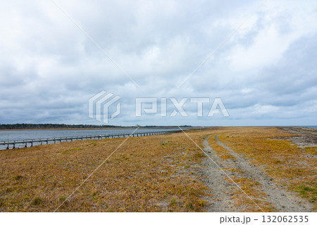 最果て感のある北海道根室市の秋の春国岱の風景 132062535