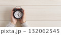 時計を持つ子供の手。子供の時間、時間管理、勉強時間、学習時間、スケジュール、計画など 132062545