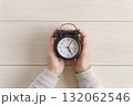 時計を持つ子供の手。子供の時間、時間管理、勉強時間、学習時間、スケジュール、計画など 132062546