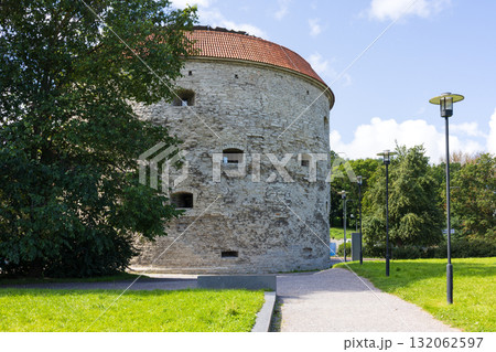 バルト三国のエストニアの首都タリン歴史地区の風景 132062597