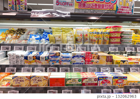 10月・バターやチーズの商品棚 132062963