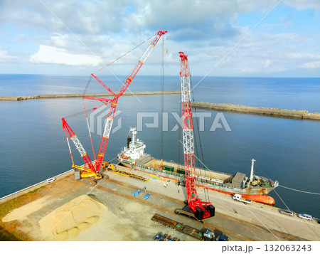 秋の北海道江差町で風力発電風車搬出基地の風景を空撮 132063243