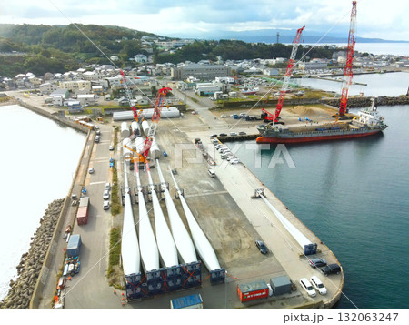 秋の北海道江差町で風力発電風車搬出基地の風景を空撮 132063247