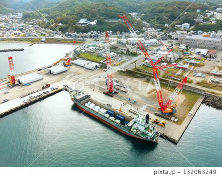 秋の北海道江差町で風力発電風車搬出基地の風景を空撮 132063249