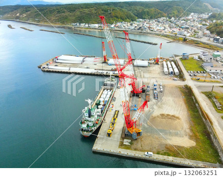 秋の北海道江差町で風力発電風車搬出基地の風景を空撮 秋の北海道江差町で風力発電風車搬出基地の風景を空撮 132063251