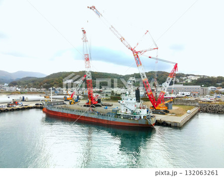 秋の北海道江差町で風力発電風車搬出基地の風景を空撮 132063261