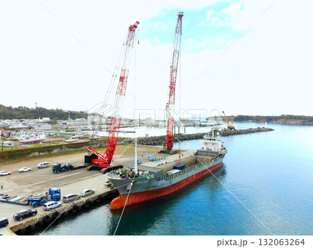 秋の北海道江差町で風力発電風車搬出基地の風景を空撮 132063264