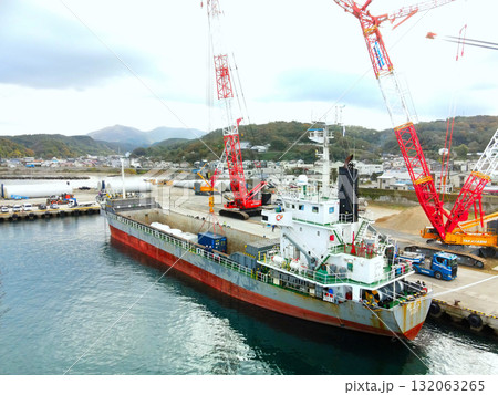 秋の北海道江差町で風力発電風車搬出基地の風景を空撮 秋の北海道江差町で風力発電風車搬出基地の風景を空撮 132063265