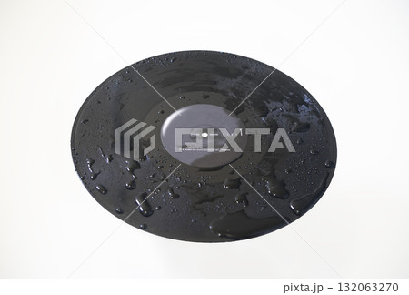 汚れた古いレコード盤を水で洗う 汚れた古いレコード盤を水で洗う 132063270