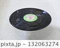 汚れた古いレコード盤を水で洗う 132063274