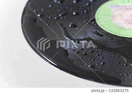 汚れた古いレコード盤を水で洗う 汚れた古いレコード盤を水で洗う 132063275