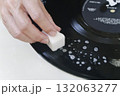 汚れた古いレコード盤を洗剤とスポンジで洗う 132063277