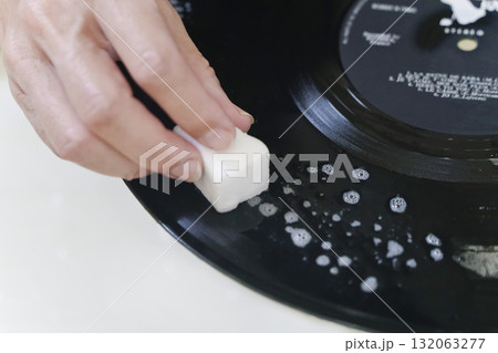 汚れた古いレコード盤を洗剤とスポンジで洗う 132063277