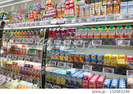 10月・パーソナル飲料の商品棚 132063280