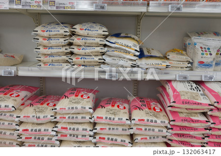 10月・お米の商品棚 132063417