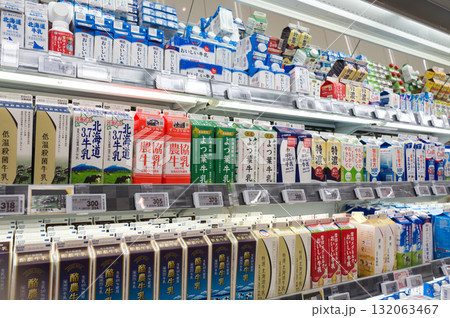 10月・牛乳の商品棚 132063467