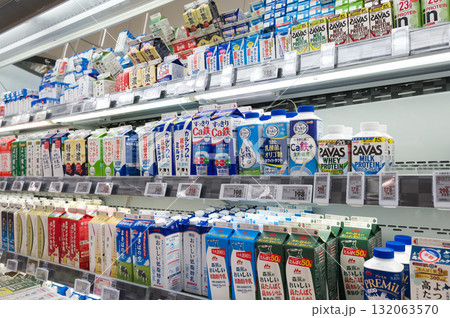 10月・牛乳の商品棚 10月・牛乳の商品棚 132063570