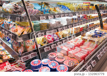 10月・バターやチーズの商品棚 132063779