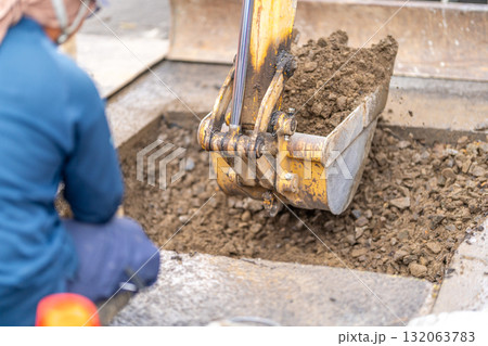 水道工事 給水管布設替え工事 道路 アスファルト舗装 掘削 開削工法 水道工事 給水管布設替え工事 道路 アスファルト舗装 掘削 開削工法 132063783