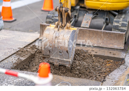 水道工事　給水管布設替え工事　道路　アスファルト舗装　掘削　開削工法 132063784