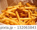 山盛りのフライドポテト 132063843