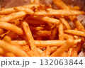山盛りのフライドポテト 132063844