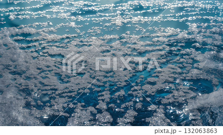 流体シミュレーションによる光の反射と水の流れ 132063863