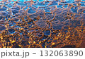 水面に反射する光 132063890