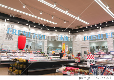 10月・新鮮なお魚売り場 132063901