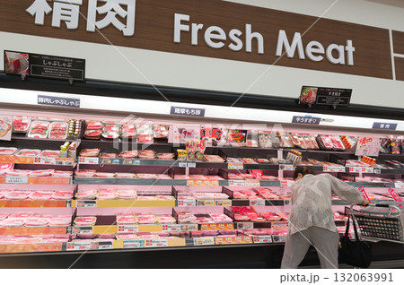 10月・新鮮な精肉店 132063991