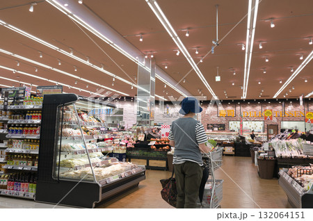 10月・新鮮な野菜の商品棚 10月・新鮮な野菜の商品棚 132064151