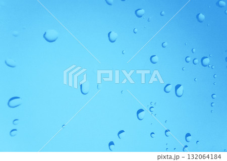 水滴の付いた窓ガラス 透明感のある抽象的な青い背景 湿度 結露 雨粒 水滴の付いた窓ガラス 透明感のある抽象的な青い背景 湿度 結露 雨粒 132064184