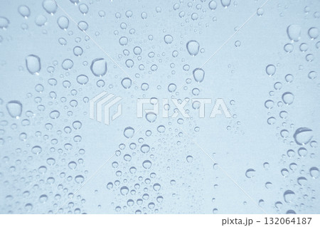 水滴の付いた窓ガラス 透明感のある抽象的な青白い背景 湿度 結露 雨粒 水滴の付いた窓ガラス 透明感のある抽象的な青白い背景 湿度 結露 雨粒 132064187