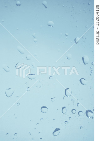 水滴の付いた窓ガラス 透明感のある抽象的な青白い背景 湿度 結露 雨粒 水滴の付いた窓ガラス 透明感のある抽象的な青白い背景 湿度 結露 雨粒 132064188